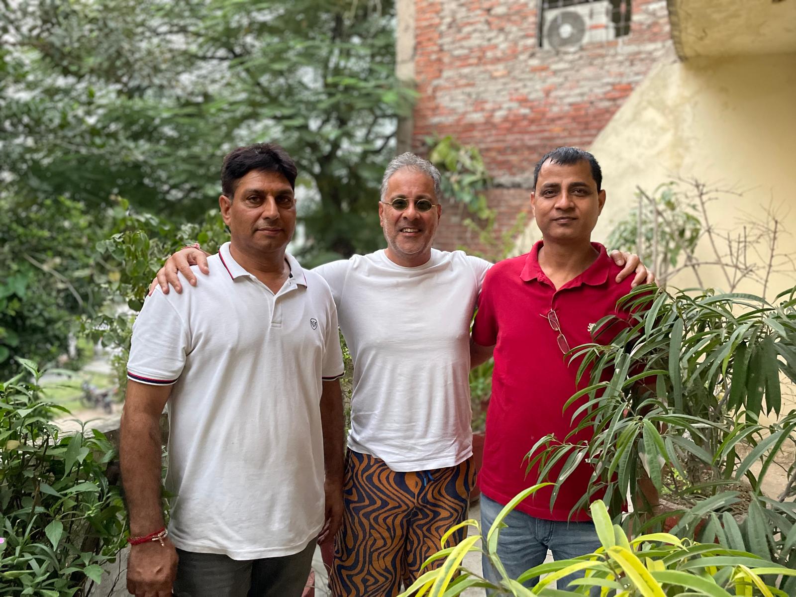 Enzo Bajaj et l'équipe Nid d'Abeille en Inde